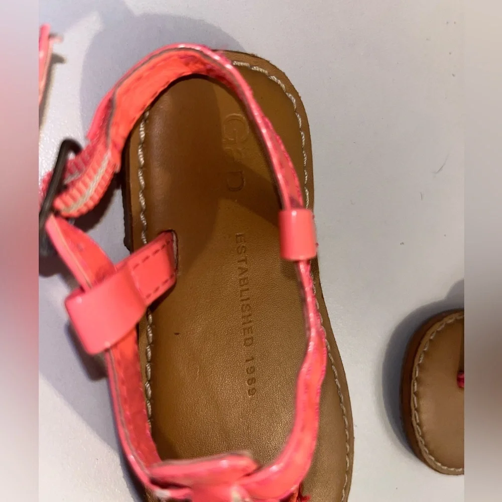 Toddler/ infant/ baby/ girls T-strap Gap sandals in Pink Size 6​